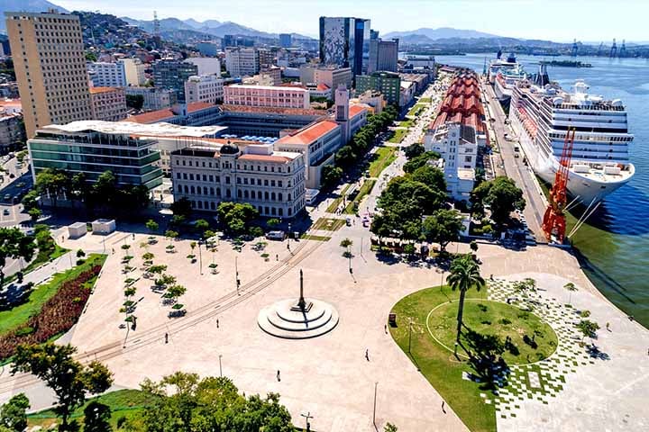 Inaugurado em 1º de março de 2013, o MAR ocupa dois edifícios na Praça Mauá, na zona central da cidade, em uma área total de 2.300 metros quadrados.
