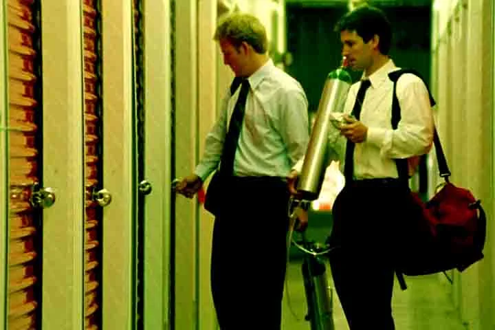 O segundo filme da lista é mais recente, de 2004, intitulado Primer. É uma produção independente, dirigida por Shane Carruth, famosa por sua abordagem realista dos paradoxos de viagem no tempo. 