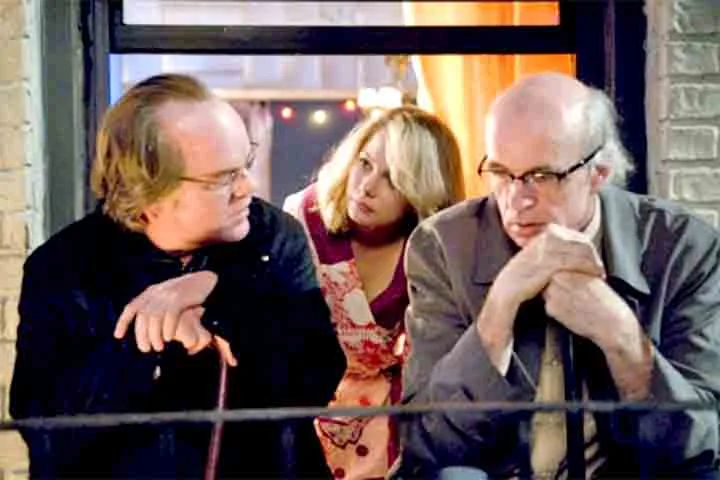 Synecdoche, New York, mergulha em questões existenciais profundas, como a busca por significado e a inevitabilidade da morte, de forma não linear e provocativa. 