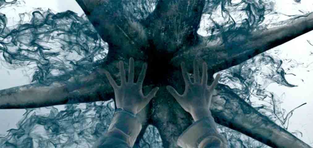 Com direção de Denis Villeneuve, o filme apresenta um mistério intrigante e soluções satisfatórias, sem recorrer a clichês ou simplificações. 