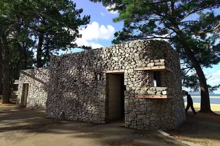 5) Fukuoka, Japão - Esse banheiro do Japão que mais parece um bunker de guerra fica em um parque à beira-mar, no Momochi Seaside Park.