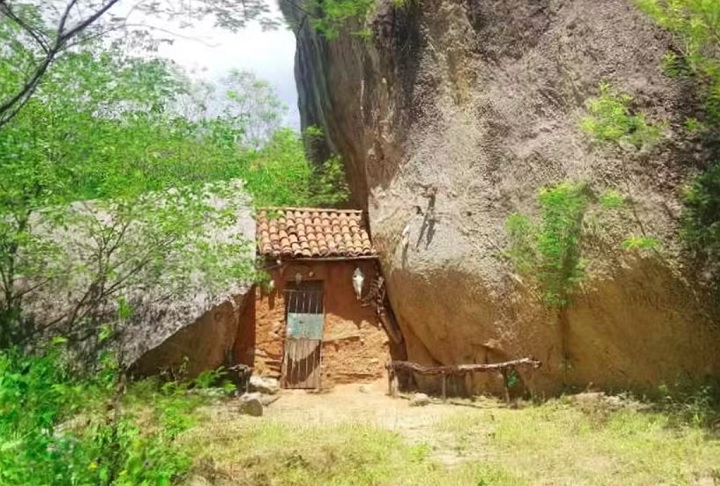 A ideia surgiu do aproveitamento natural do espaço entre duas rochas gigantes, que funcionam como as paredes laterais.