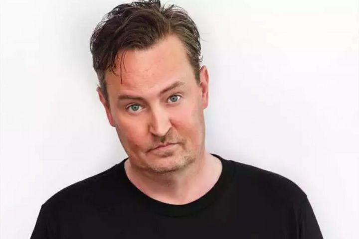 A produção, intitulada Matthew Perry: A Hollywood Tragedy, reuniu entrevistas, registros policiais e imagens antigas para contar o que aconteceu antes da morte de Perry.Ainda não há previsão de exibição no Brasil. 