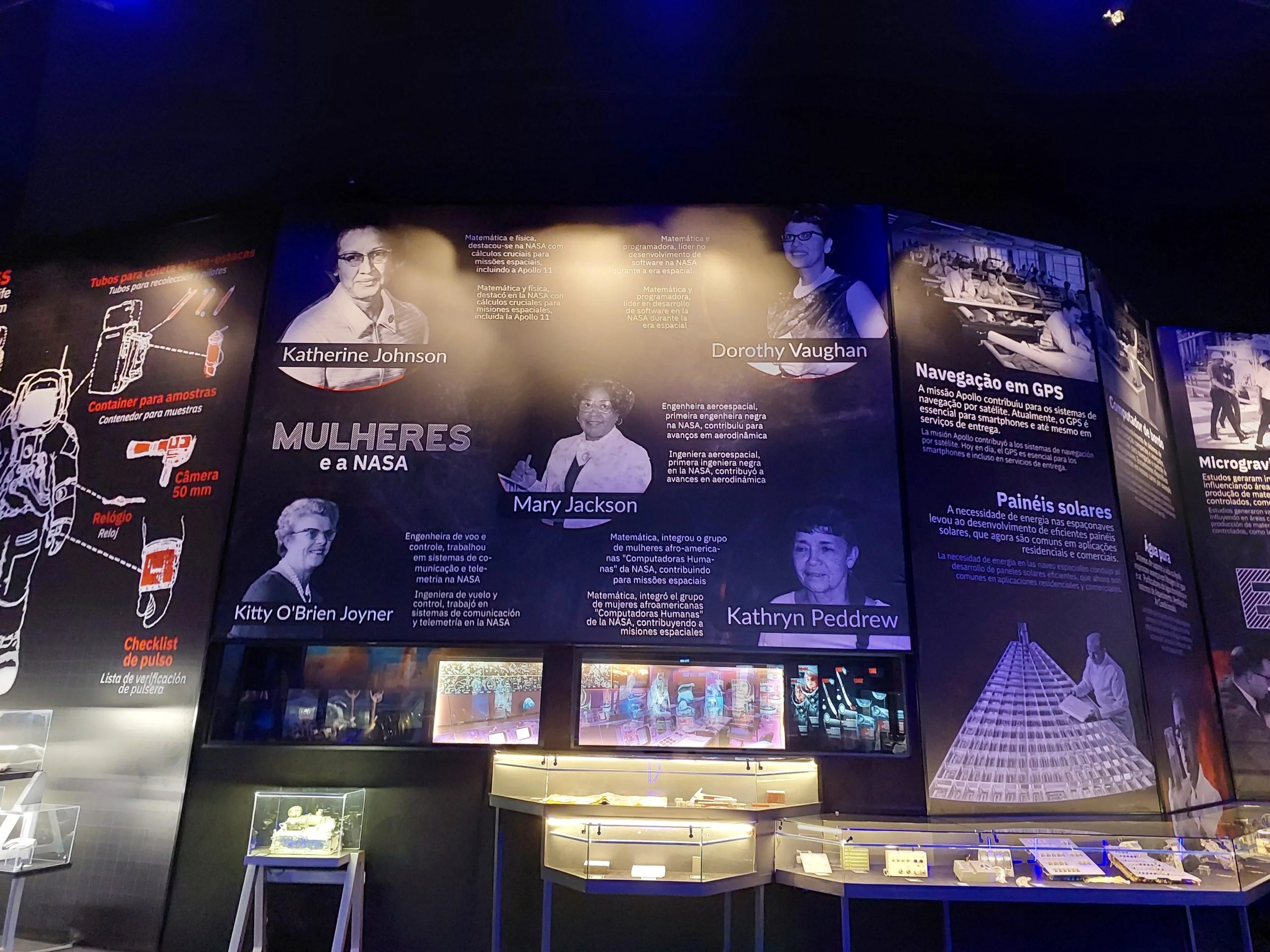 No interior do Space Adventure, o visitante passeia por salas imersivas, além de poder acessar telas interativas e simuladores. 
