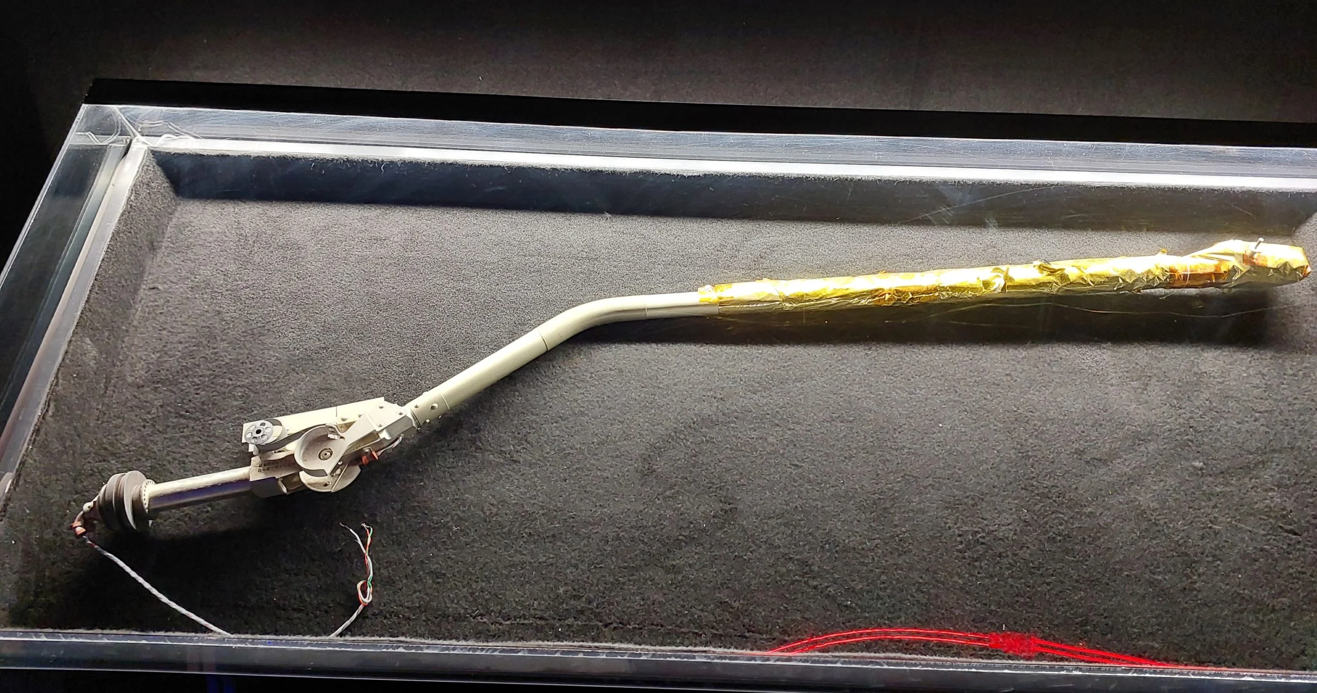 Trajes e acessórios espaciais, além de partes originais dos foguetes, compõem o acervo em exibição nas salas. 
