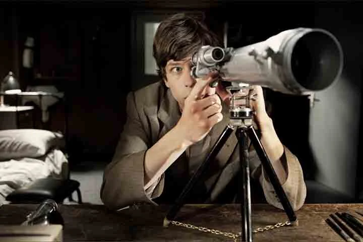 Inspirado na obra de Dostoiévski e dirigido por Richard Ayoade, O Duplo, de 2013, utiliza elementos surrealistas e humor ácido para discutir temas como identidade e alienação.