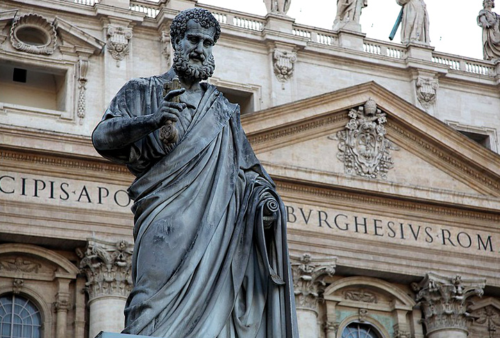 São Pedro
Comemorado em 29 de junho, foi um dos apóstolos de Cristo e o primeiro papa da Igreja. É padroeiro dos pescadores e sua festa fecha o ciclo das festas juninas com grande animação.
