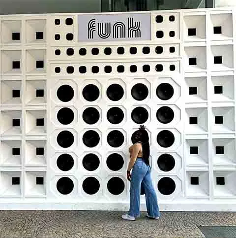 Entre exposições que o MAR já recebeu dezenas de mostras de temáticas variadas, como história, linguagem e meio-ambiente. Em 2023, por exemplo, o local abrigou Funk: Um grito de ousadia e liberdade.