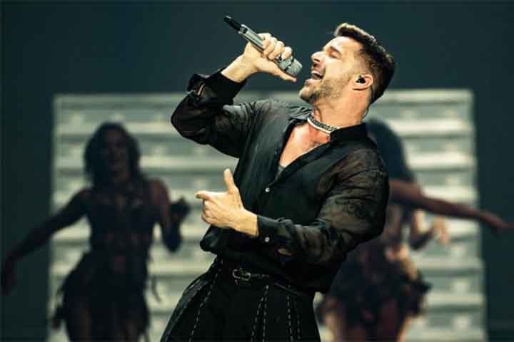 Outra personalidade nascida na ilha é Rick Martín. Astro pop da música latino-americana, ele ficou famoso como vocalista da banda Menudo, nos anos 80. Todos os integrantes do grupo eram de origem porto-riquenha.
