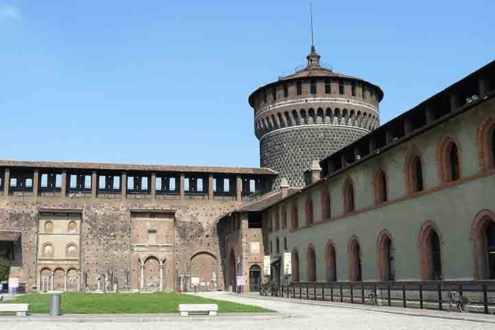 Franco Guzzetti, professor da Politécnica de Milão, destacou que o objetivo é recriar digitalmente tanto a aparência atual quanto elementos históricos do castelo.