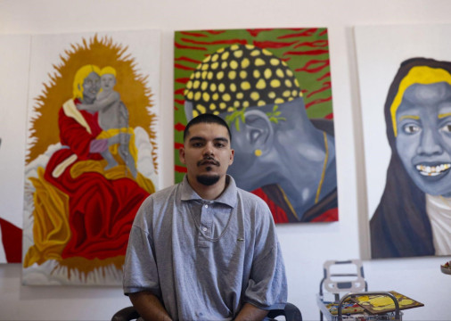 {'nm_midia_inter_thumb1':'https://www.opovo.com.br/_midias/jpg/2025/06/24/263x156/1_ss-35295652.jpg', 'id_midia_tipo':'2', 'id_tetag_galer':'', 'id_midia':'685a99fcc04a9', 'cd_midia':35295652, 'ds_midia_link': 'https://www.opovo.com.br/_midias/jpg/2025/06/24/506x360/1_ss-35295652.jpg', 'ds_midia': 'Celebrando a negritude brasileira, o artista visual Blecaute performa na abertura da exposição <aspas>Baile Funk: un cri de liberté<aspas>, na França', 'ds_midia_credi': 'Alexia Ferreira / Divulgação', 'ds_midia_titlo': 'Celebrando a negritude brasileira, o artista visual Blecaute performa na abertura da exposição <aspas>Baile Funk: un cri de liberté<aspas>, na França', 'cd_tetag': '1', 'cd_midia_w': '506', 'cd_midia_h': '360', 'align': 'Left'}