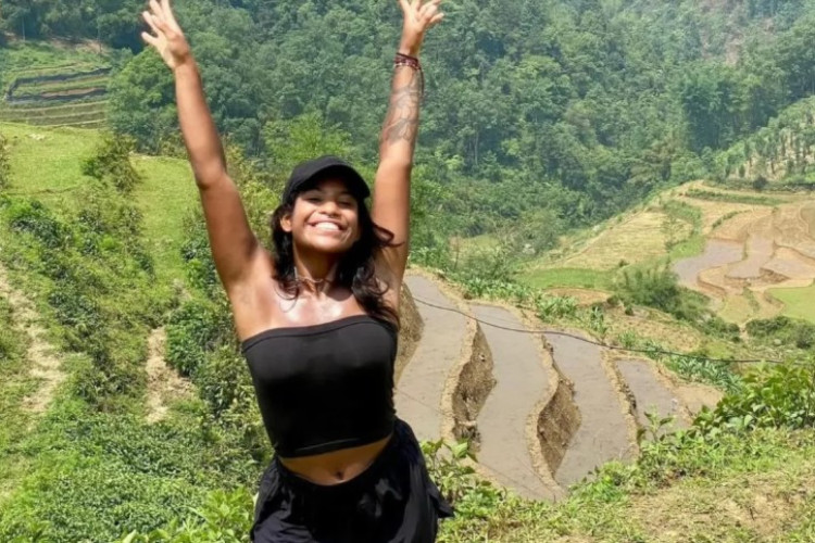 Juliana Marins, de 26 anos, que caiu durante uma trilha na Indonésia, é de Niterói, Região Metropolitana do Rio, e estava fazendo um mochilão na Ásia desde fevereiro.