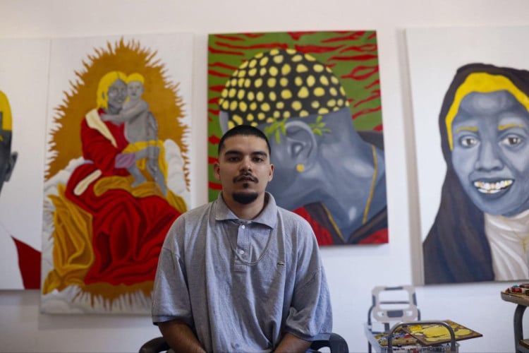 Nascido e criado no Conjunto Riacho Doce, Blecaute celebra em suas obras as suas viv&ecirc;ncias e de outros como ele