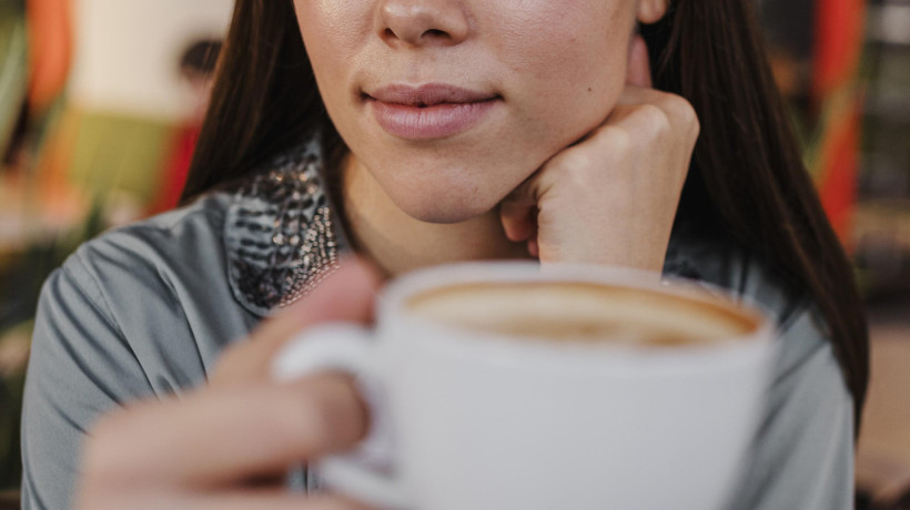 Estudo de Harvard indica que beber até 2,5 xícaras de café por dia pode reduzir riscos de doenças e favorecer um envelhecimento mais saudável