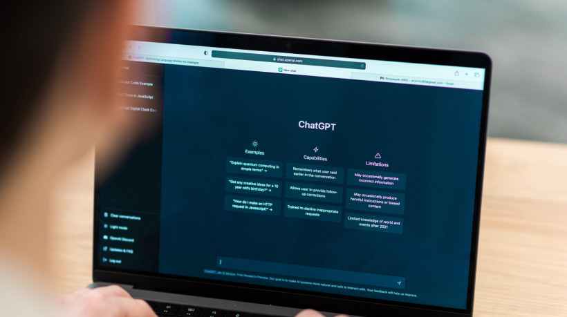 Estudo do MIT mostra que aqueles que usaram ferramentas de IA para escrever demonstraram menor conectividade cerebral, sugerindo menos esforço e engajamento