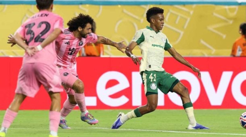 Atacante diz estar convivendo com a expectativa de jogar na Europa e que família vem ajudando a manter cabeça no Verdão