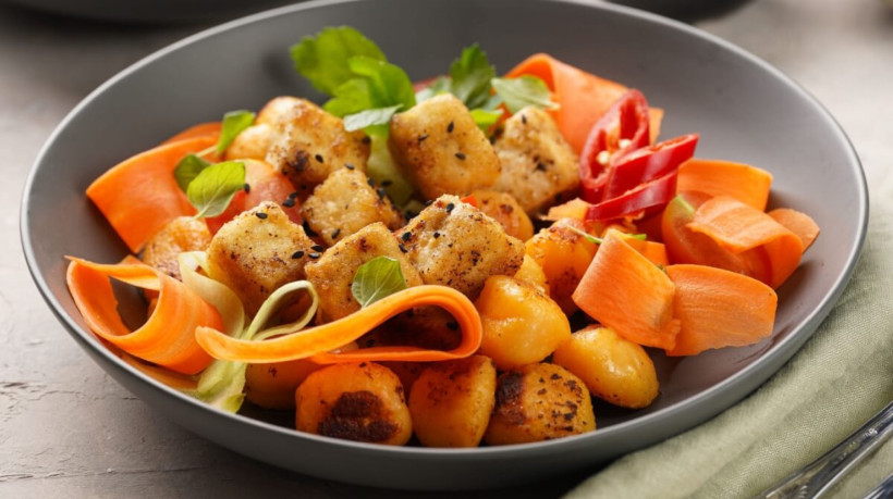 Nhoque de batata-doce com tofu crocante (Imagem: RomanaMart | Shutterstock) 