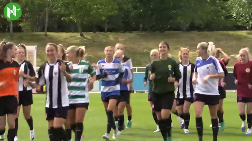 Jogadoras da Inglaterra treinam com camisas de seus clubes de base