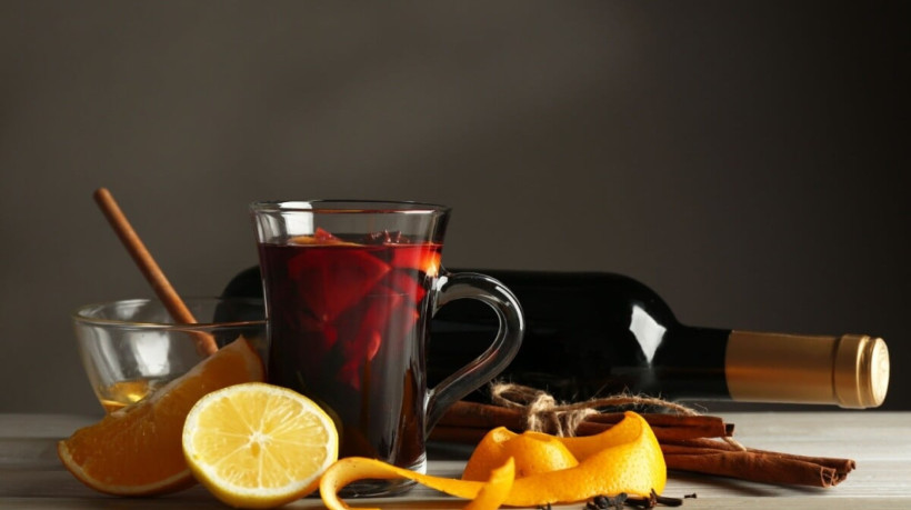 A escolha do rótulo faz toda a diferença na qualidade do vinho quente (Imagem: Africa Studio | Shutterstock) 