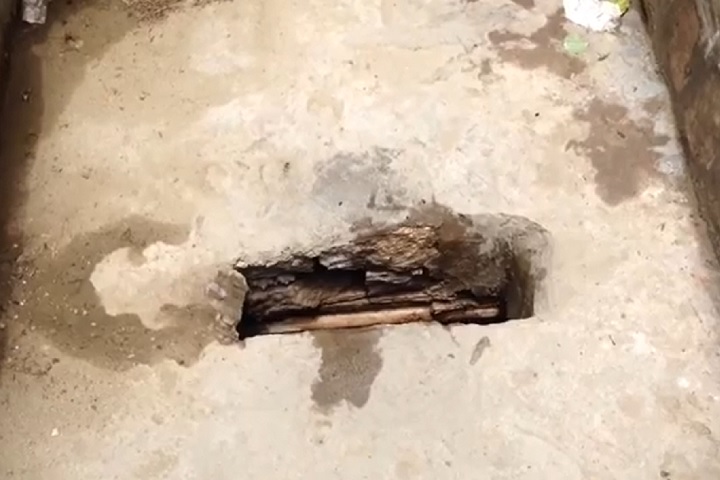 As paredes são de pedra, mas as necessidades são feitas em um buraco na areia, estruturado com tábuas de madeira. Os resíduos ficam armazenados em um espaço vazio embaixo da terra, sem nenhum sistema de esgoto.