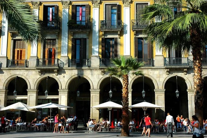 Um exemplo é o Caffè Perfetto em Barcelona, onde um café que custa € 1,30 pode chegar a € 4 (cerca de R$ 26) se o cliente ficar mais de uma hora.