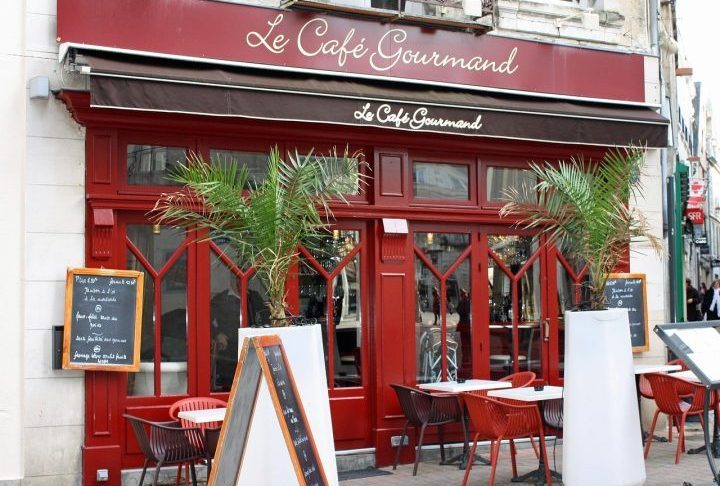 Os donos justificam dizendo que as novas regras aumentam a rotatividade e os lucros, mas a prática gerou debates nas redes sociais.