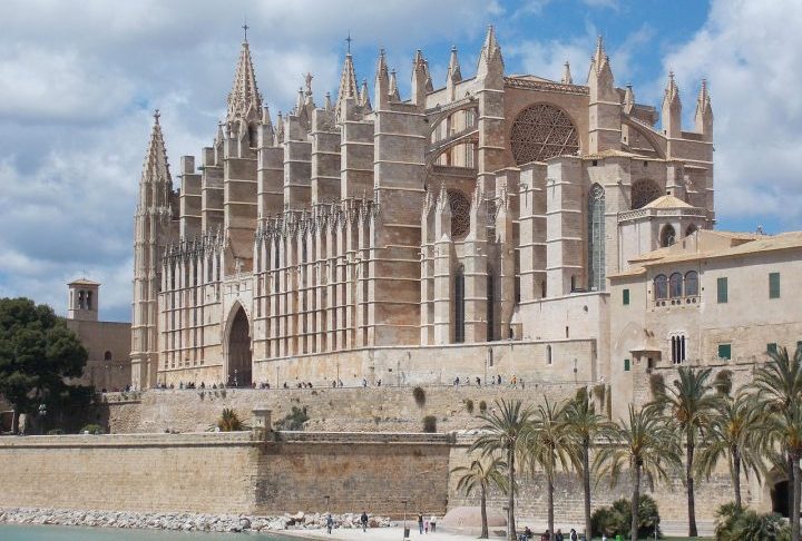 Outro exemplo vindo da Espanha é Mallorca, onde alguns moradores locais já fizeram até protestos contra o número excessivo de turistas.