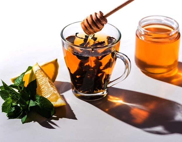 E é ótimo adoçante natural para chás. O chá de mel com canela ajuda a  melhorar o processo digestivo como um todo.