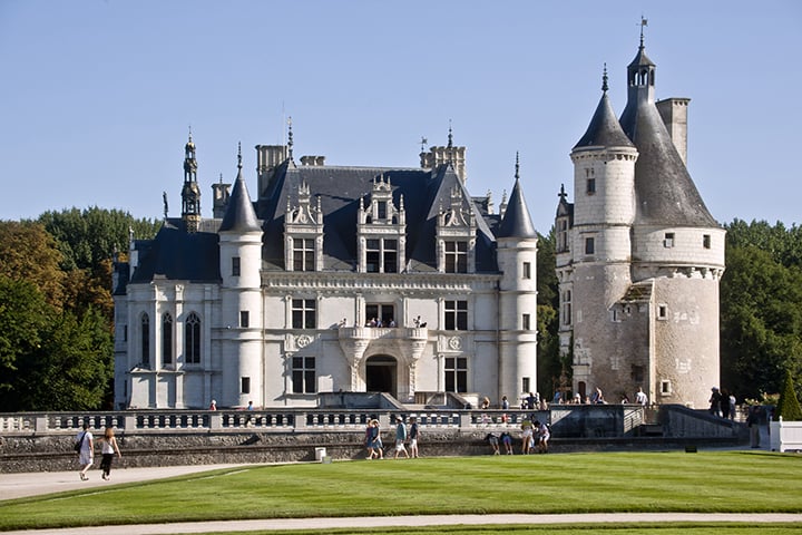 Castelo de Chenonceau - Chenonceaux, França - Fica no Vale do Loire. O castelo original foi incendiado em 1411 e reconstruído em 1430. Suas proprietárias foram mulheres, daí o apelido Castelo das Damas. A começar por Catarina de Médici, mulher de Henrique II, que reinou de 1533 a 1559.
