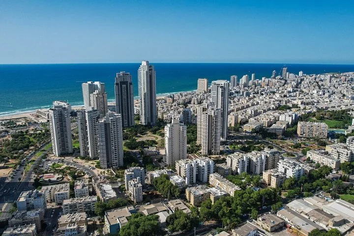 Destino popular entre famílias e turistas, Bat Yam tem belas praias e vinha passando por um processo de modernização urbana antes da guerra com o Irã.
