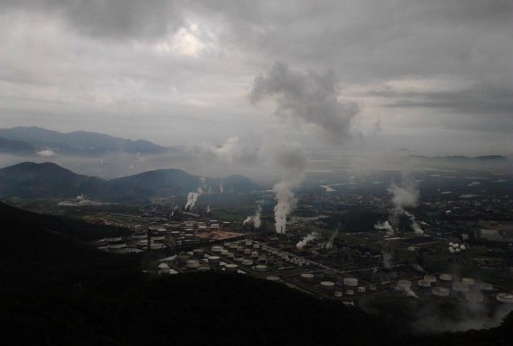Esse crescimento, por outro lado, trouxe consigo um desafio ambiental: a poluição. Na década de 1980, Cubatão era considerada pela ONU como a cidade mais poluída do mundo e chegou a ser chamada de Vale da Morte.