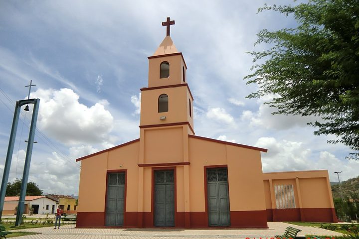 O povoamento começou a se formar em torno da capela de São Luiz de Gonzaga, dando origem à povoação chamada Cacimba do Meio.