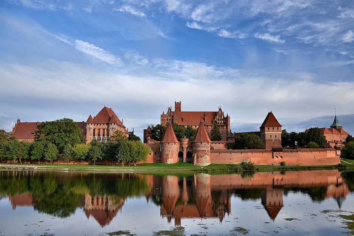 Castelo de Malbork – Malbork, Polônia - Construído pela Ordem dos Cavaleiros Teutônicos, uma ordem católica romana alemã. Fica a 60 km de Gdansk. Tem o Castelo Alto, um antigo convento; o Médio, com habitações dos criados; e o Baixo, para armamentos. 