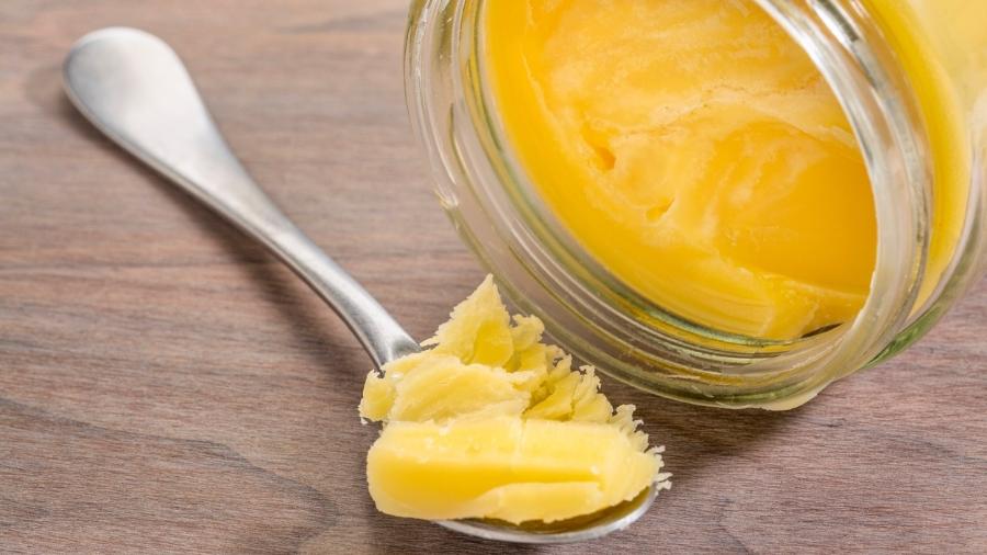O ghee (manteiga clarificada) é adulterado com gorduras vegetais ou outros tipos de manteiga para reduzir custos. A fraude é motivada pelo valor elevado do ghee puro e pela alta demanda.