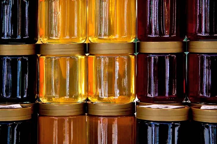 O mel não é aconselhado para crianças até 3 anos de idade porque o intestino, ainda imaturo, pode permitir a entrada de pequenos microorganismos, presentes no mel, que podem causar infecções