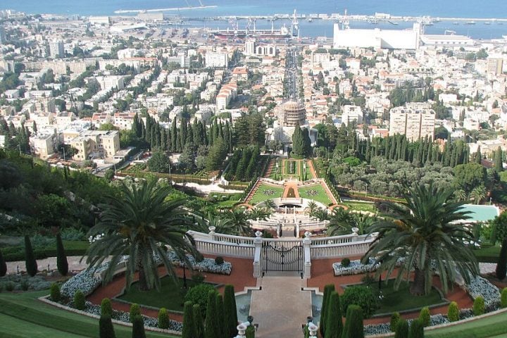 A cidade costuma ser um exemplo de boa convivência entre judeus e árabes e sede dos Jardins Bahá’í, Patrimônio da Humanidade.