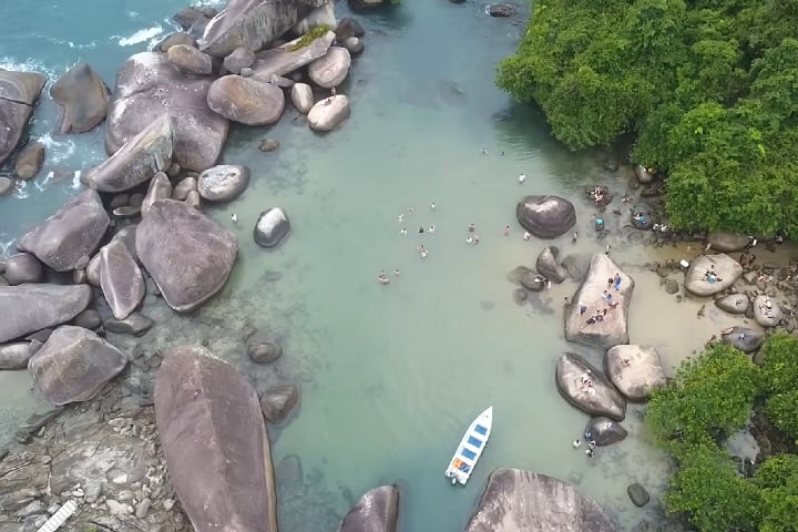 Praias como a Praia do Cachadaço (foto), com suas piscinas naturais, e a Praia do Meio, cercada por mata atlântica, são verdadeiros tesouros.