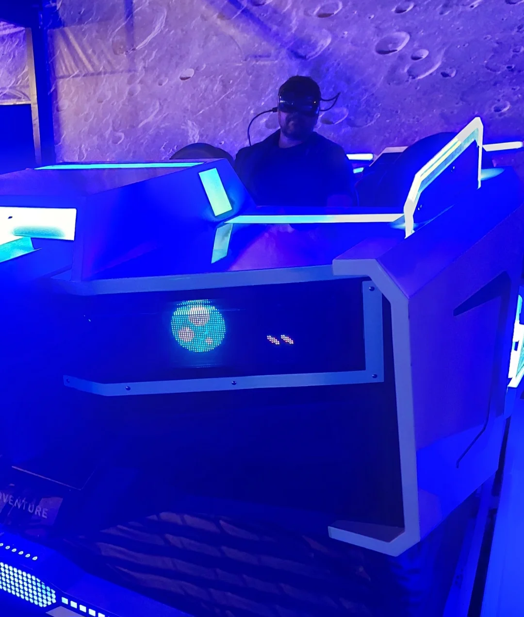 O parque ainda oferece um café temático e games com realidade virtual de última geração.
