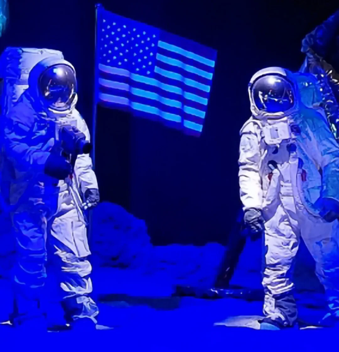 Uma bota utilizada na histórica expedição também integra o conjunto de artigos expostos. O calçado ainda está marcado por poeira lunar e conta com proteção especial. 
