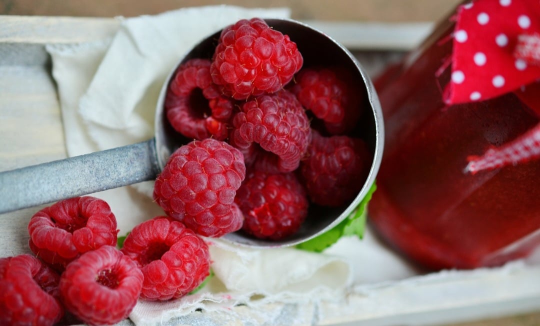 A framboesa oferece diversos benefícios para a saúde, incluindo a prevenção de doenças cardíacas, a promoção da perda de peso e o fortalecimento do sistema imunológico. A produção no Brasil ainda é pequena, com a região de Vacaria, no Rio Grande do Sul.