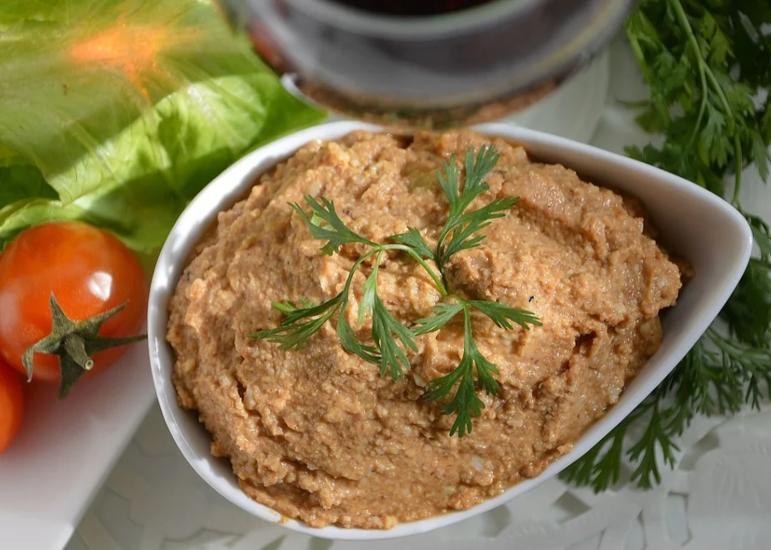 Uma opção mais robusta é o tradicional patê de fígado, que remete a receitas clássicas da culinária europeia. Ele é preparado com fígado de frango ou de boi, refogado com cebola, alho e temperos, depois processado com manteiga e, às vezes, creme de leite.