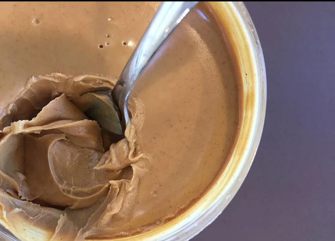 Uma das grandes delícias de um café da manhã ou lanche é poder escolher diferentes pastas e patês para passar no pão. Esses acompanhamentos dão sabor, cremosidade e, muitas vezes, trazem benefícios nutricionais importantes.