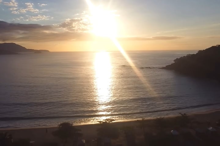 Já Trindade, distrito de Paraty localizado a cerca de 25 km do centro, é um paraíso ecológico com algumas das praias mais bonitas do Brasil.