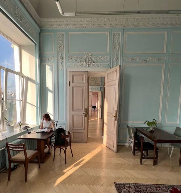 Lá, as pessoas não pagam pelas bebidas nem pelo uso do espaço, e sim pelo tempo que ficam no local — cerca de 3,5 rublos por minuto, o que dá aproximadamente R$ 0,25.