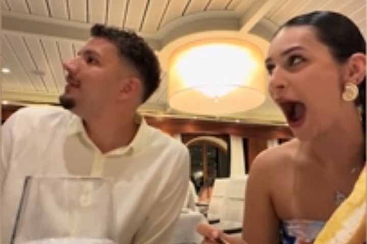 Em um vídeo publicado nas redes sociais, a jovem compartilha a reação ao ser alertada por um garçom do estabelecimento, que não teve o nome divulgado.