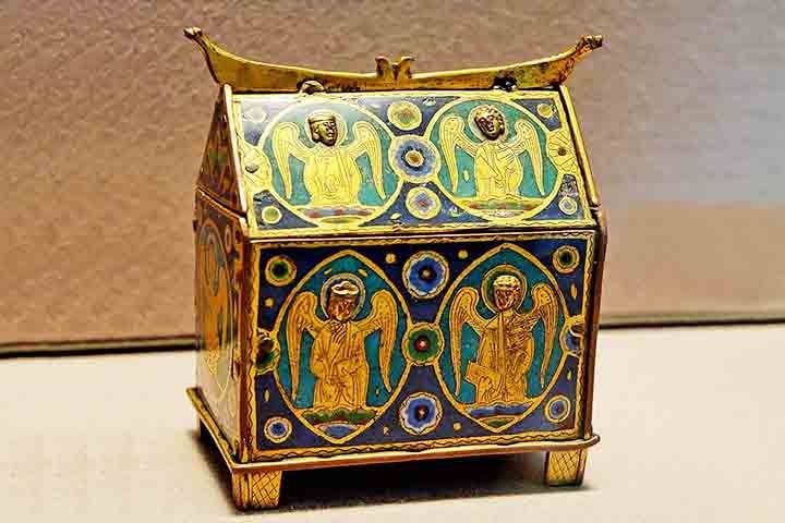 Gregos, celtas e chineses, por exemplo, também utilizaram esmalte para objetos de metal. No Império Romano, a esmaltagem servia à decoração de recipientes de vidro.
