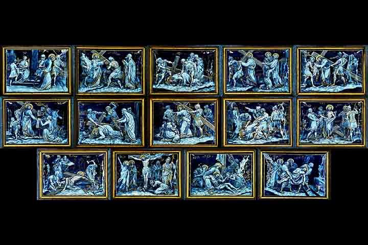 Outro tipo é o esmalte de Limoges, que foi produzido na cidade francesa homônima. Aplicado geralmente em uma base de cobre. Na imagem, peças representando a via sacra com essa técnica.
