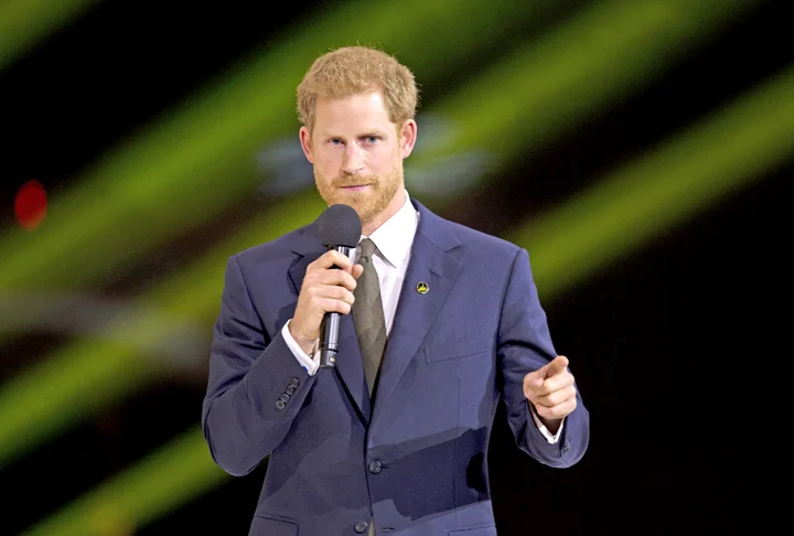 O afastamento de Harry da Família Real vem desde 2020, quando ele renunciou a seus títulos reais. No entanto, ele segue com o título de príncipe, além de compor a linha sucessória, por direito de nascimento.
