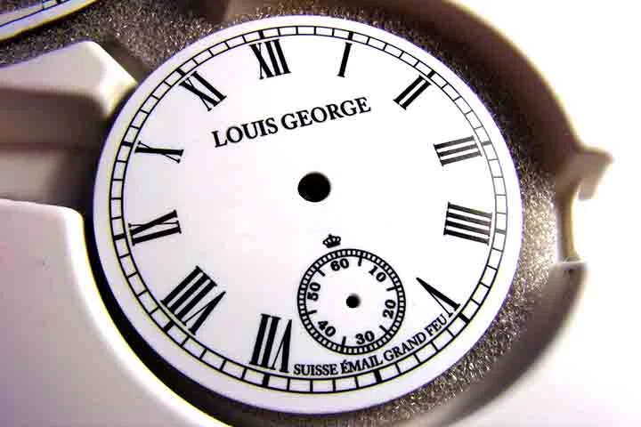 Na arte ou na técnica, o esmalte, chamado também de esmalte vidrado, é o resultado da fusão de vidro em pó com um suporte de metal, vidro ou cerâmica por meio do aquecimento em forno. Na fusão, o pó escorre e endurece no formato de uma camada vítrea com grande durabilidade - na foto, um mostrador de relógio Louis George com esmalte vidrado. 

