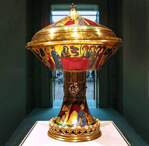 Na antiguidade, os egípcios recorriam à esmaltagem na cerâmica e em objetos de pedra nas artes decorativas. Em outras civilizações da época, a técnica era utilizada no campo da joalheria também.
